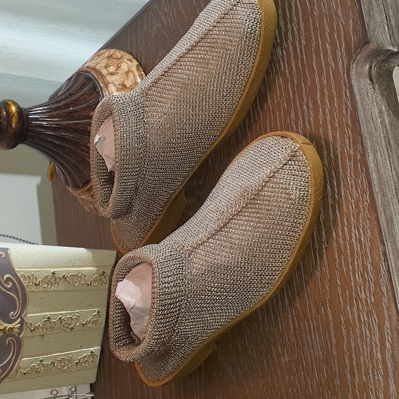 Cozy Tan Knit Slip-On Metallic Booties w/ Leather Insoles – Size Medium - Picture 3 of 8